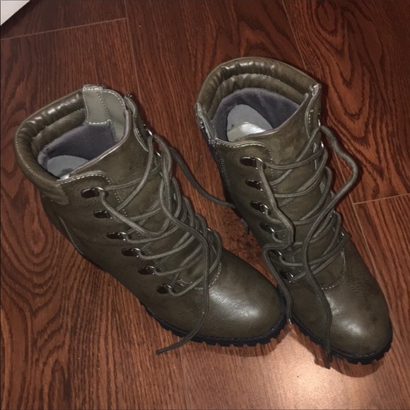 Worn once boots size 8.5 - Picture 3 of 3